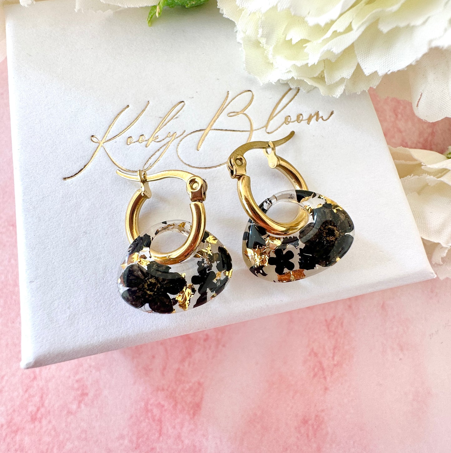 Black flower Retro Nugget bloom earrings.