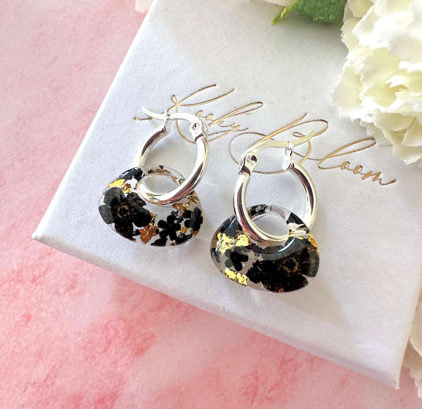 Black flower Retro Nugget bloom earrings.