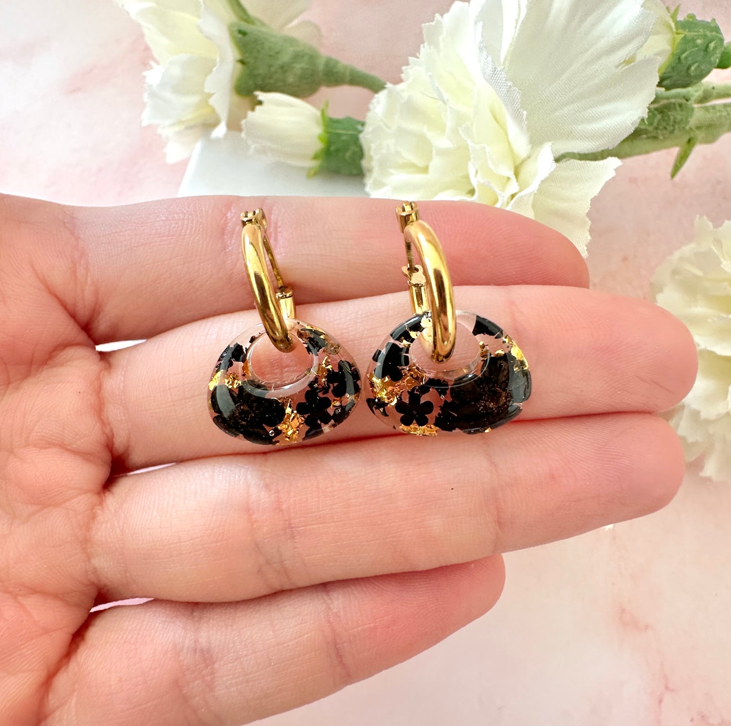 Black flower Retro Nugget bloom earrings.